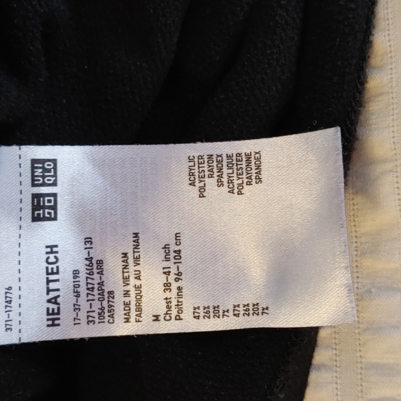 🍁Heattech Men's Medium black long sleeve thermal top - Picture 3 of 5